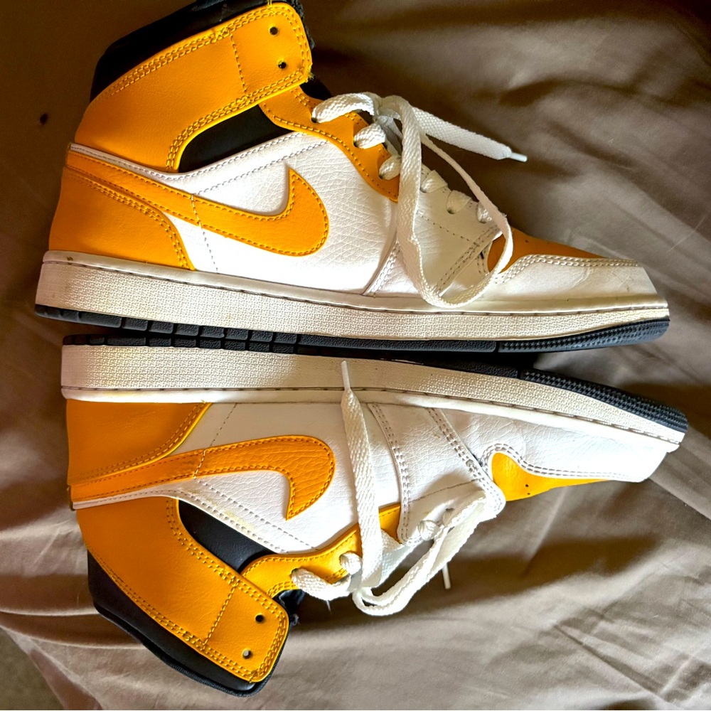 Nike Air Jordan 1 Mid 9.5 mens university gold lace up athletic shoes